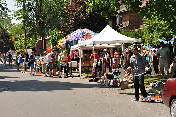 roczne glebe sprzedaż garażowa w ottawie - garage sale flea market sale market zdjęcia i obrazy z banku zdjęć