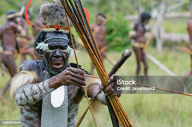 Yali Mabel Начальник Племя Дани Папуа Индонезии — стоковые фотографии и другие картинки Wamena - Wamena, Аборигенная культура, Взрослый