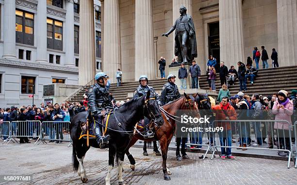 Polícia Em Wall Street - Fotografias de stock e mais imagens de Bolsa de Valores de Nova Iorque - Bolsa de Valores de Nova Iorque, Cavalgar, Cavalo - Família do Cavalo