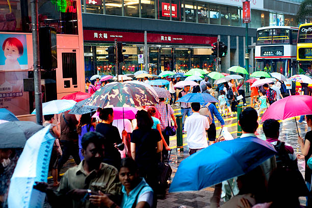 hong kong na chuva - umbrella parasol rain rush hour imagens e fotografias de stock