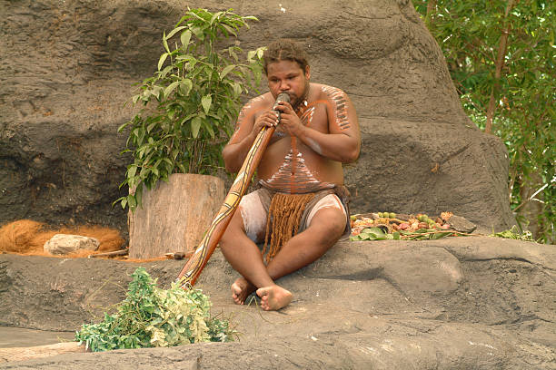 austrália, kuranda - aborigine didgeridoo indigenous culture australia - fotografias e filmes do acervo