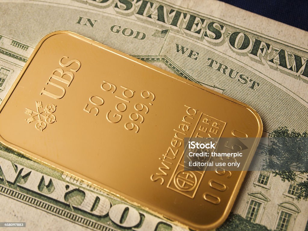 50 g gold bar/Lingot d'or sur un Billet de 20 dollars. - Photo de Lingot d'or libre de droits