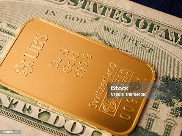 Photo libre de droit de 50 G Gold Bar Lingot Dor Sur Un Billet De 20 Dollars banque d'images et plus d'images libres de droit de Lingot d'or
