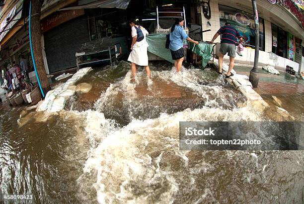 Inondazione Ad Esempio Cascate Sul Sentiero A Bangkok Tailandia - Fotografie stock e altre immagini di 2011