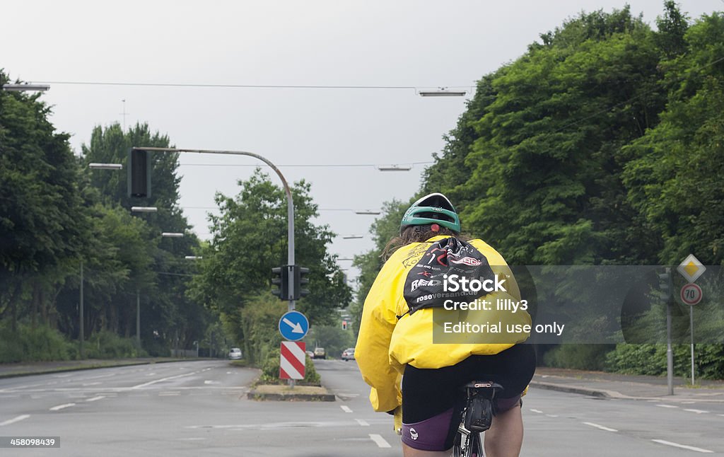 Mulher Madura Ciclismo em autoestrada - Royalty-free A caminho Foto de stock