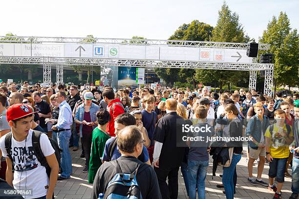 Foto de Multidão De Espera e mais fotos de stock de Adolescente - Adolescente, Adolescência, Adulto