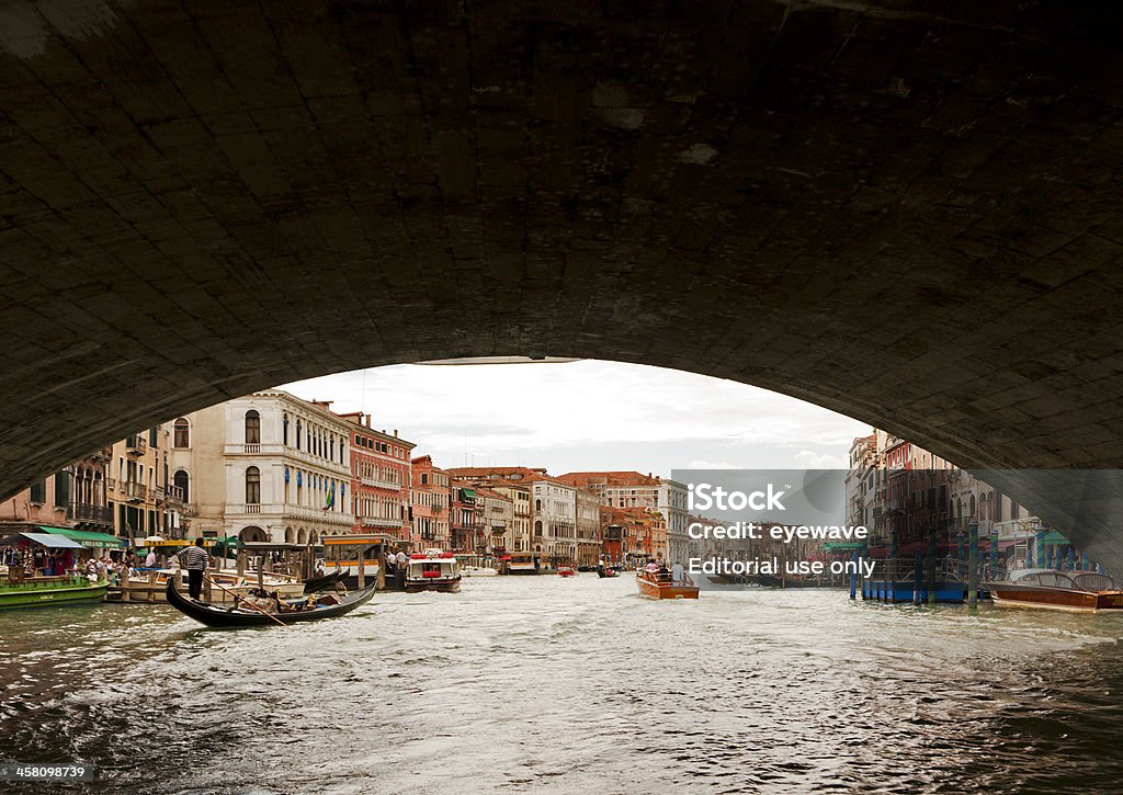 En el Canal Grande por debajo del puente de Rialto - Foto de stock de Aire libre libre de derechos