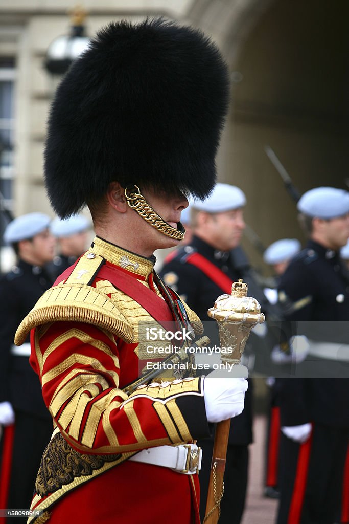 Queen's солдат на Сме�на караула в Букингемский дворец, Лондон - Стоковые фото Англия роялти-фри