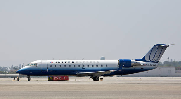 skywest airlines, united express crj - 700 - crj 700 stock-fotos und bilder