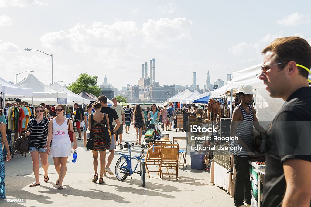 New York City Brooklyn persone Shopping al mercato delle pulci in estate - Foto stock royalty-free di Brooklyn - New York
