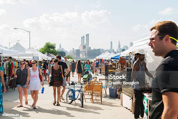 ニューヨークブルックリンの人々のショッピングのフリーマーケットで夏 - ニューヨーク州 ブルックリンのストックフォトや画像を多数ご用意 - ニューヨーク州 ブルックリン, ニューヨーク市, フリーマーケット