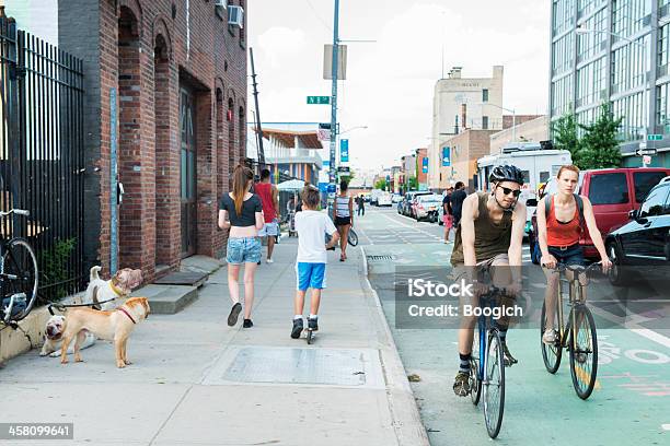 Activo De Brooklyn De Nueva York La Calle En La Ciudad De Williamsburg Foto de stock y más banco de imágenes de 2013