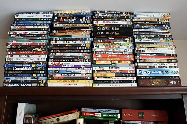 livres et dvd - dvd stack cd movie photos et images de collection
