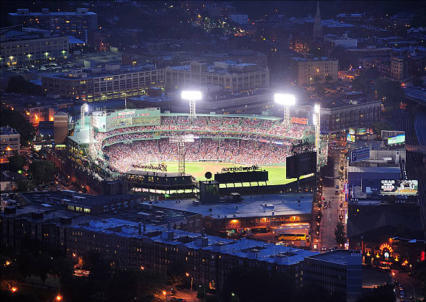 boston stadio di fenway park a notte - boston red sox foto e immagini stock