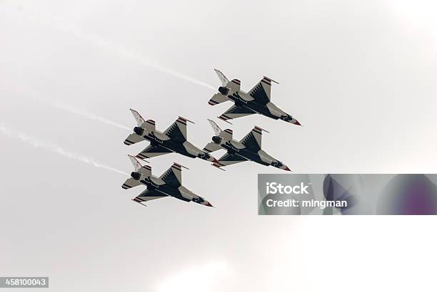 Thunderbirds — стоковые фотографии и другие картинки F-16 Файтинг Фалкон - F-16 Файтинг Фалкон, Авиашоу, Бангкок