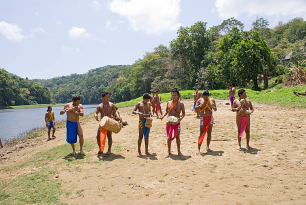 indiens emberá à parara puru - men editorial musician music photos et images de collection