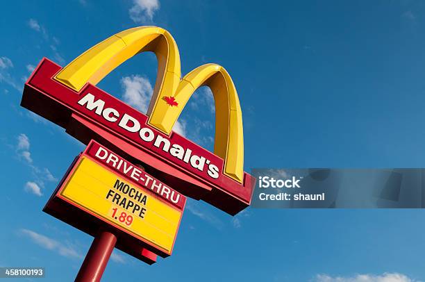 Mcdonalds Stockfoto und mehr Bilder von Autoschalter - Autoschalter, McDonald's, Durchfahrtsschild