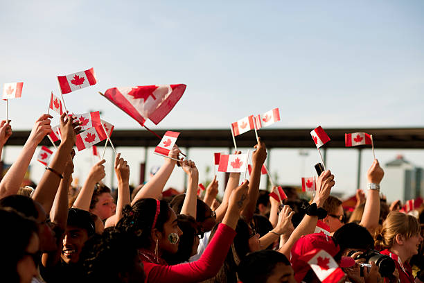 kanadier waving flags, patriotismus - canada day fotos stock-fotos und bilder