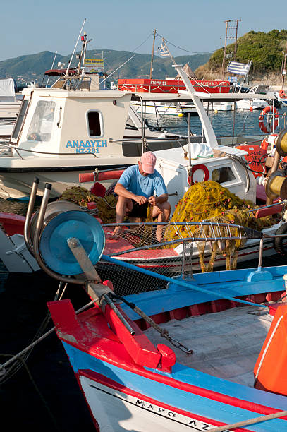 Pescador limpa redes - fotografia de stock