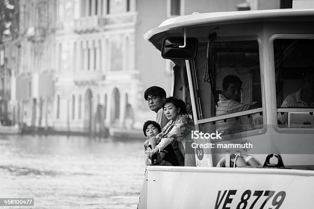 Азиатской Семьи В Венеции — стоковые фотографии и другие картинки Азиатского и индийского происхождения - Азиатского и индийского происхождения, Вапоретто, Венеция - Италия