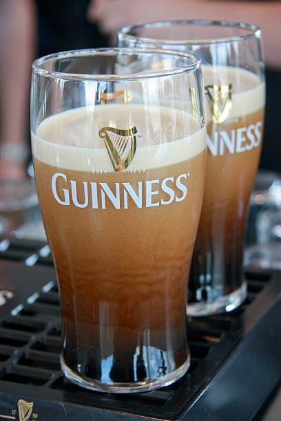 2 liter bier serviert im guinness-brauerei - guinness stock-fotos und bilder