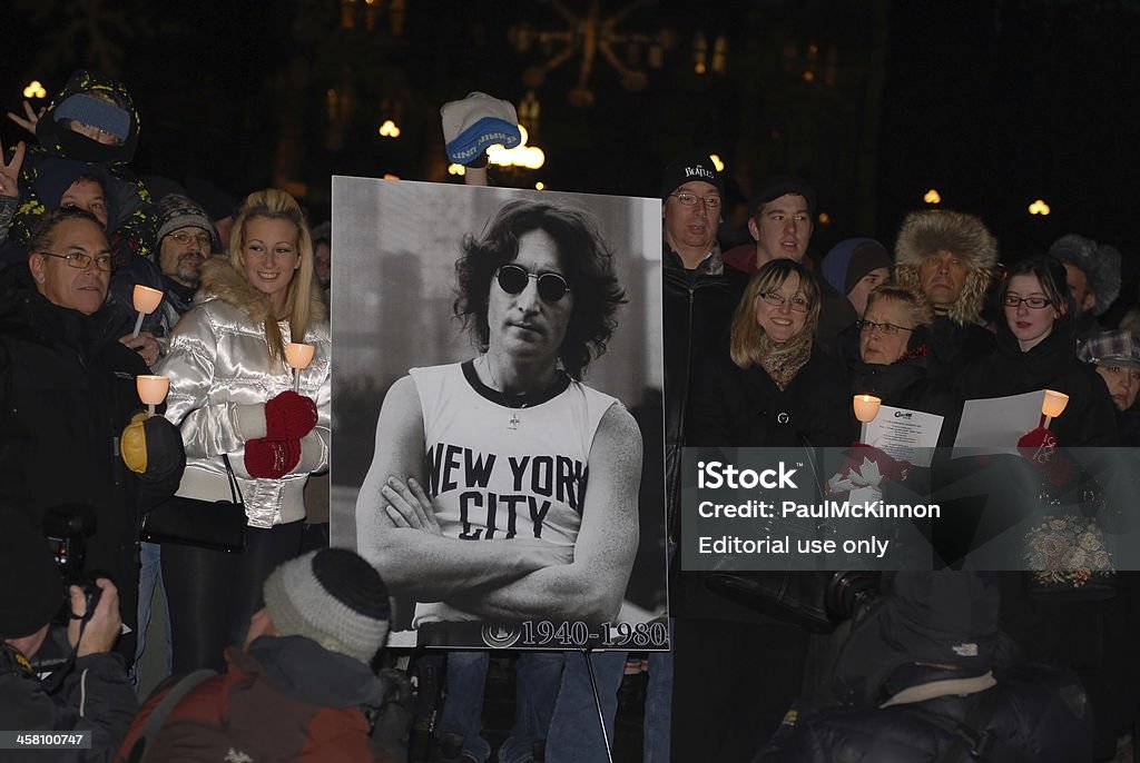 Penggemar berkumpul untuk menghormati John Lennon - Bebas Royalti Fotografi - Citra Foto Stok