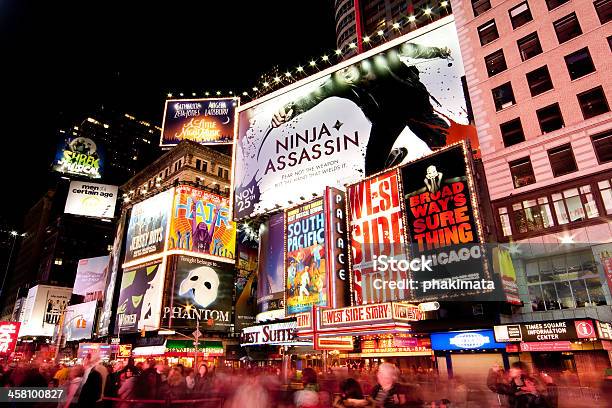 Broadway No Times Square À Noite - Fotografias de stock e mais imagens de Broadway - Manhattan - Broadway - Manhattan, Edifício de Teatro, Cidade de Nova Iorque