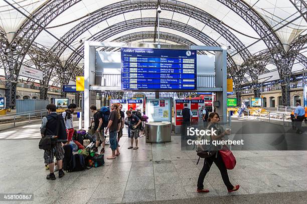 Dresdner Hauptbahnhof Stockfoto und mehr Bilder von Abwarten - Abwarten, Ankunft, Anzeigetafel