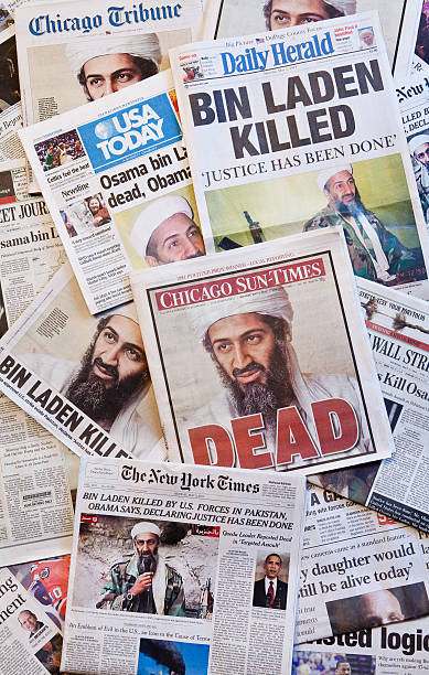 osama bin laden muertos noticias en los periódicos vertical - bin laden fotografías e imágenes de stock