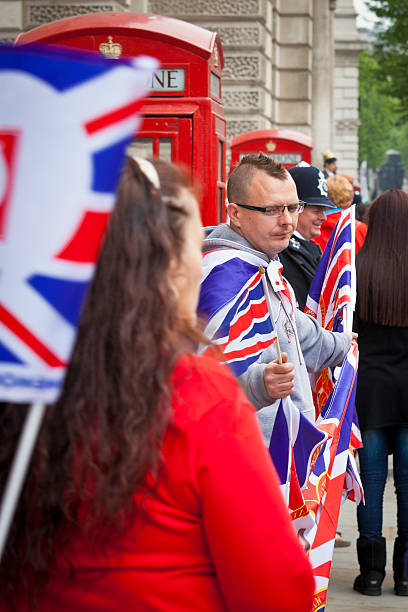 royal celebraciones de bodas en londres - nobility crowd wedding british flag fotografías e imágenes de stock