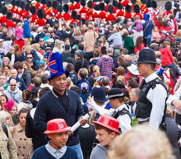 ロンドンのロイヤルウェディング - crowd nobility wedding british flag ストックフォトと画像