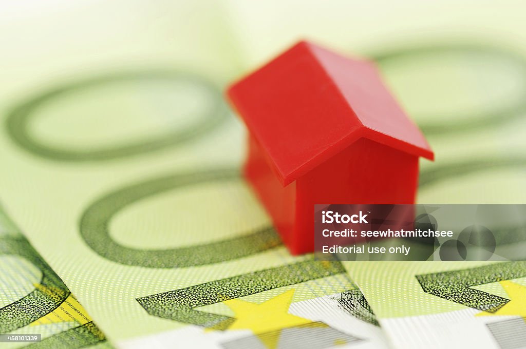 Red Modell Haus und Banknoten - Lizenzfrei Monopoly - Brettspiel Stock-Foto