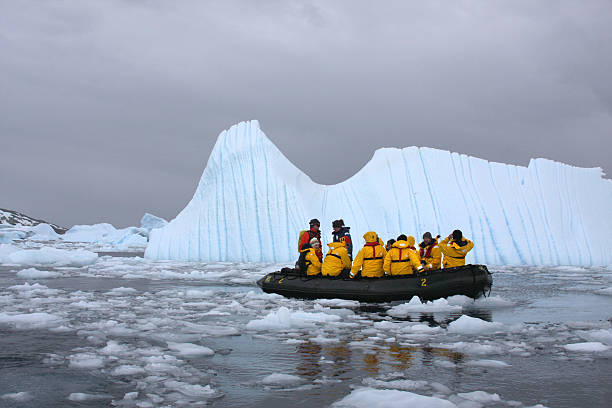 turistas examinar o icebergs de cierva cove antártica - oceano antártico - fotografias e filmes do acervo