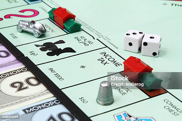 Income Tax Square Auf Monopoly Stockfoto und mehr Bilder von Monopoly - Brettspiel - Monopoly - Brettspiel, Fingerhut - Kurzwaren, Teilabschnitt