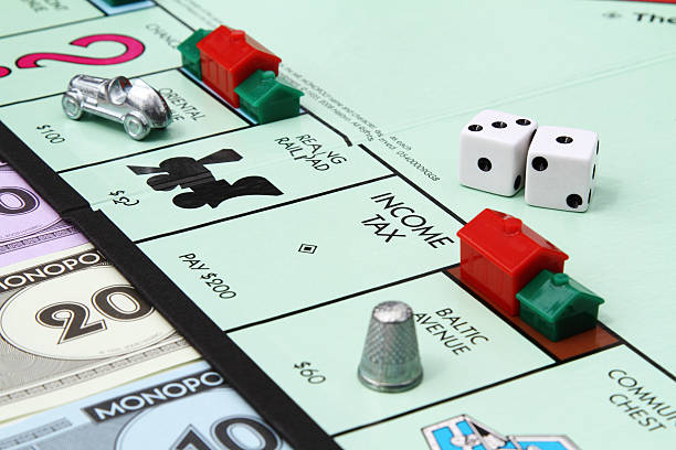 подоходный налог площадь в монопольной настольная игра - monopoly board game editorial board game piece concepts стоковые фото и изображения