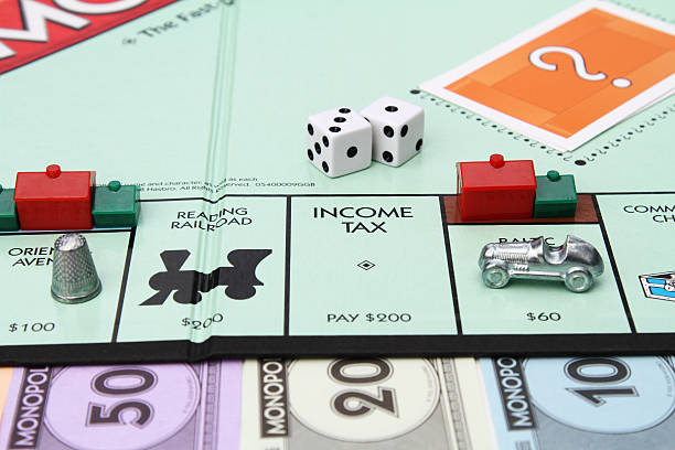 подоходный налог пространства на монополию настольная игра - monopoly board game editorial board game piece concepts стоковые фото и изображения