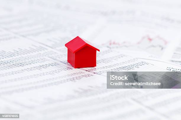 Strona Z Rynku Akcji Ceny Z Czerwoną Model Domu - zdjęcia stockowe i więcej obrazów Monopoly - Monopoly, Dom - Budowla mieszkaniowa, Czerwony