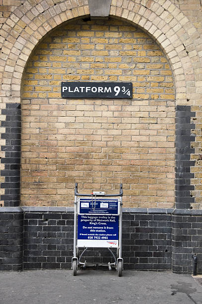 harry potter-platforma dziewięć i trzy czwarte - british rail zdjęcia i obrazy z banku zdjęć