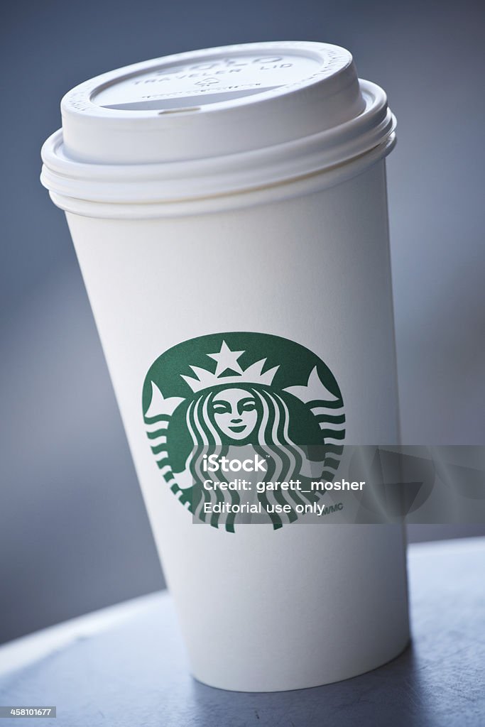 Starbucks grande tamanho adequado para ir Taça sentado em uma tabela - Royalty-free Ao Ar Livre Foto de stock