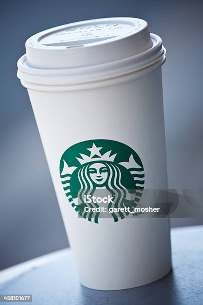 Starbucks Grande Tamanho Adequado Para Ir Taça Sentado Em Uma Tabela - Fotografias de stock e mais imagens de Ao Ar Livre