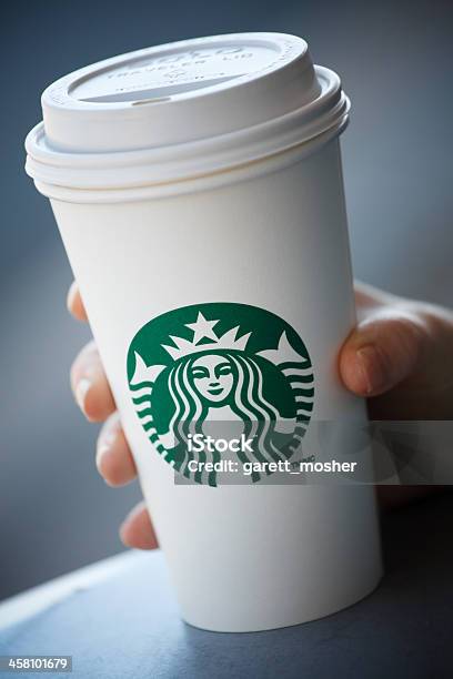 Hand Holding Grande Starbucks Kaffee Zum Mitnehmencup Stockfoto und mehr Bilder von Starbucks