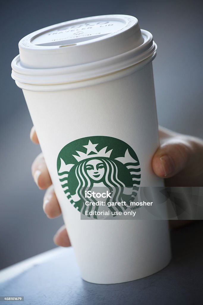 Ręka trzymająca grande Starbucks na kawę na wynos - Zbiór zdjęć royalty-free (Starbucks)