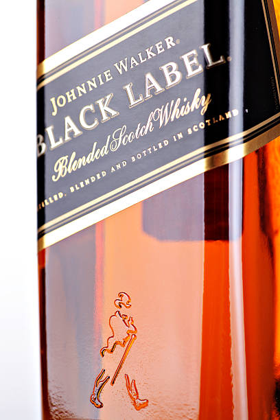 whisky johnnie walker black label - johnnie walker scotch whisky whisky alcohol photos et images de collection