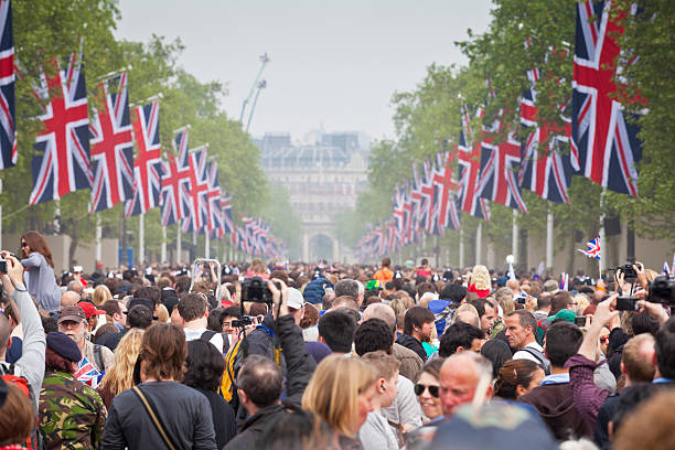 royal celebraciones de bodas en londres - nobility crowd wedding british flag fotografías e imágenes de stock