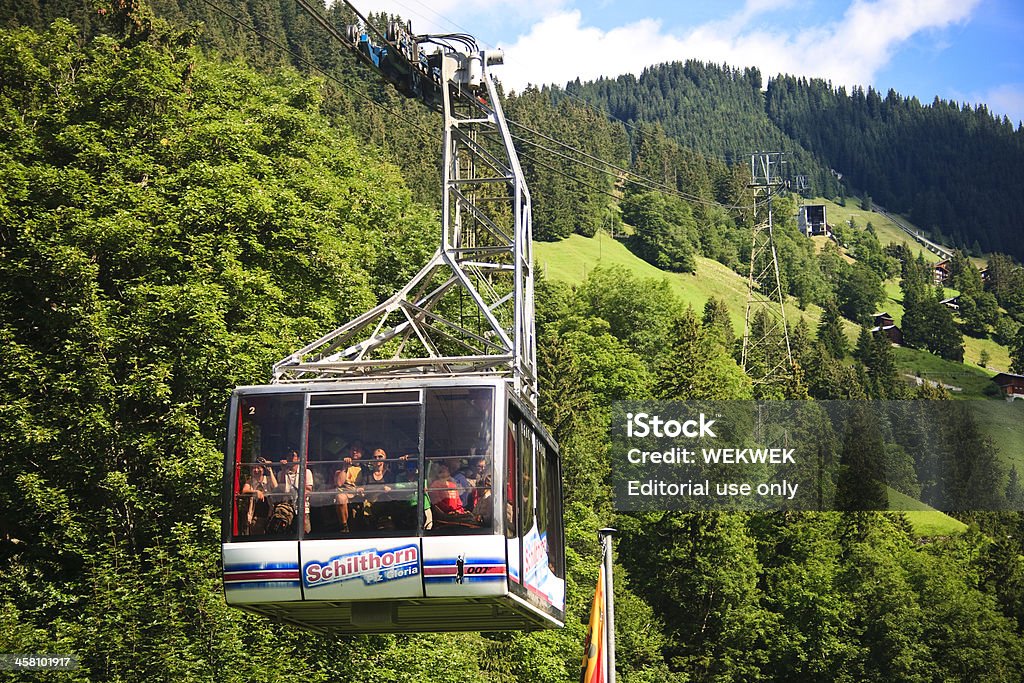 Schilthorn cable car transporta pasajeros desde la montaña - Foto de stock de Aire libre libre de derechos