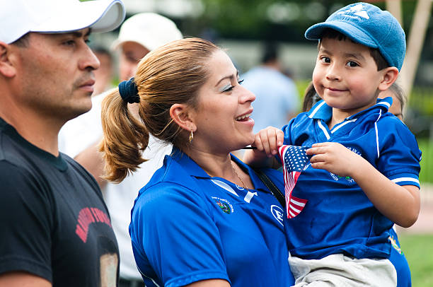 inmigrante las familias en el mar - women ethnic american culture flag fotografías e imágenes de stock