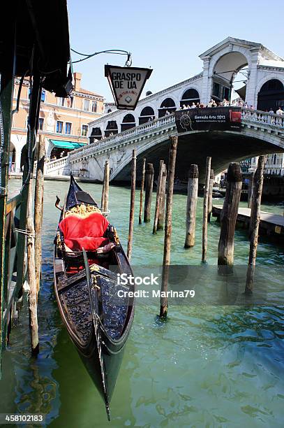 Foto de Gôndola A Ponte De Rialto e mais fotos de stock de Arquitetura - Arquitetura, Azul, Beleza