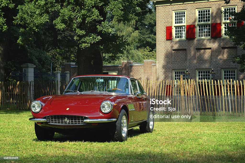 Ferrari 330 GTC clásicos italianos en un coche deportivo Campo - Foto de stock de Aire libre libre de derechos