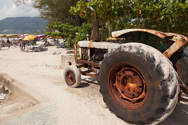 old, rouille tracteur sur la plage de patong - parasol umbrella asian ethnicity asian culture photos et images de collection