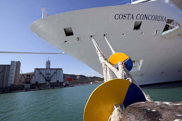 impressionante de prowconstellation name (optional) barco de cruzeiro costa concordia - costa concordia cruise ship protection ships bow imagens e fotografias de stock